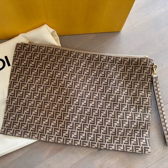 Fendi large flat pouch authentic from website with proof - Picture 3 of 10